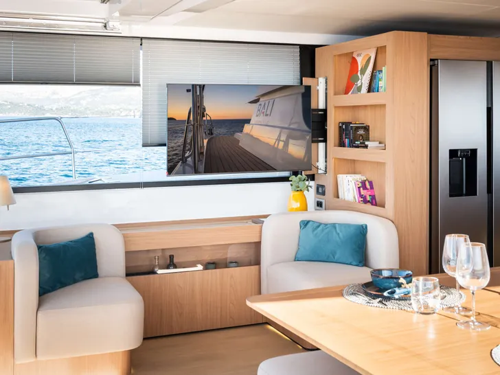 CRAZY BABY TOO Bali 5.8 - saloon seating area CRAZY BABY TOO Bali 5.8 - saloon seating area