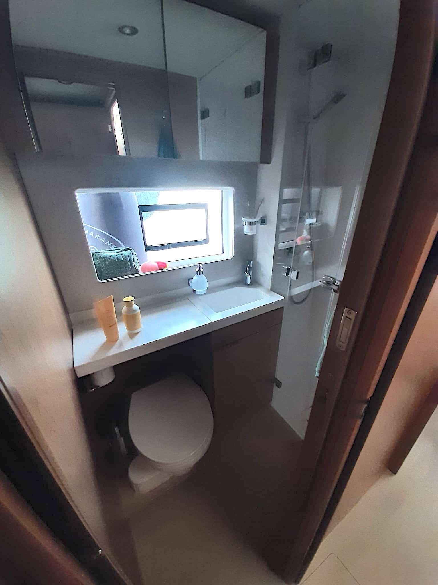 CRAZY BABY TOO Bali 5.8 - master cabin bathroom