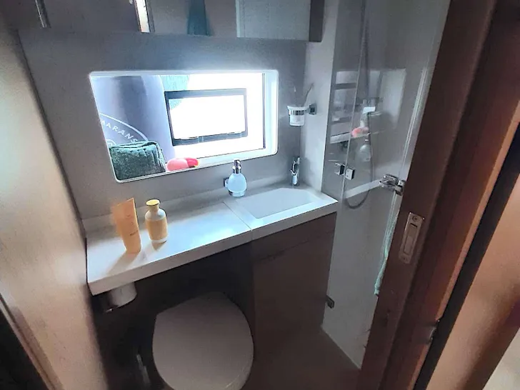 CRAZY BABY TOO Bali 5.8 - master cabin bathroom CRAZY BABY TOO Bali 5.8 - master cabin bathroom