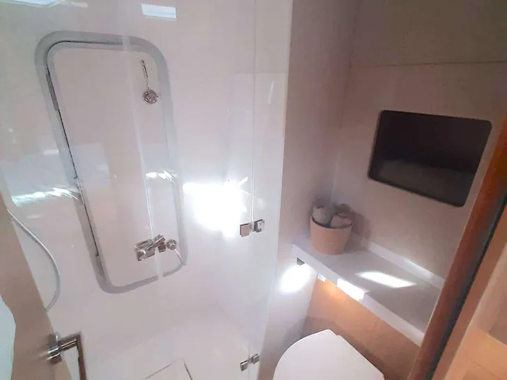 CRAZY BABY TOO Bali 5.8 - VIP cabin 1 bathroom CRAZY BABY TOO Bali 5.8 - VIP cabin 1 bathroom