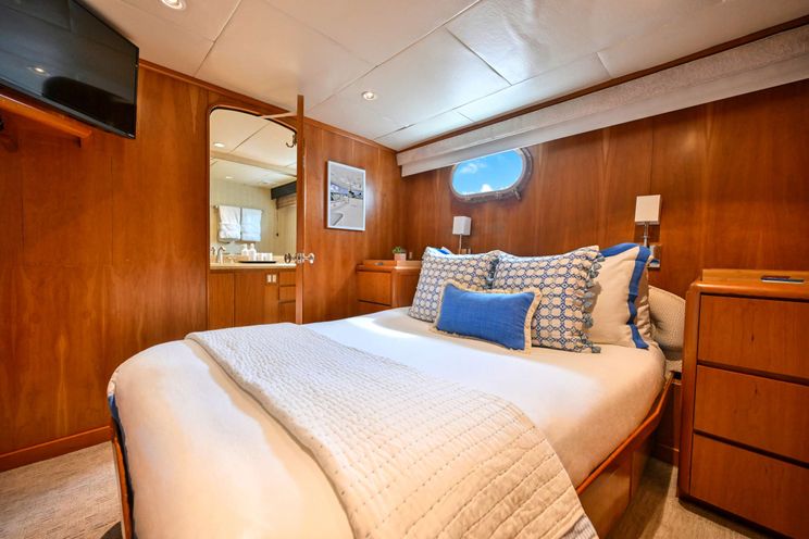 Charter Yacht BIRDY - Broward 110 - 4 Cabins - Nassau - Exumas - Bahamas