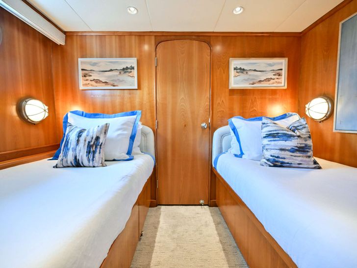 BIRDIE Broward 110 - twin cabin BIRDIE Broward 110 - twin cabin