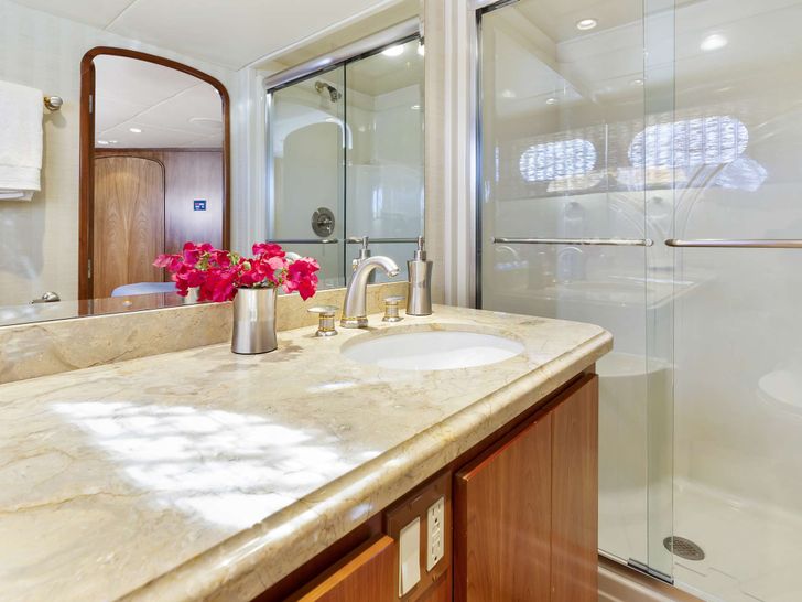 BIRDIE Broward 110 - VIP cabin bathroom BIRDIE Broward 110 - VIP cabin bathroom