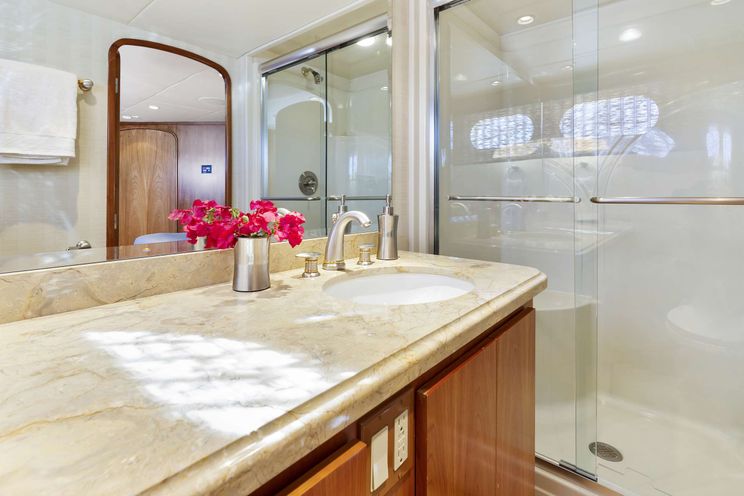 Charter Yacht BIRDY - Broward 110 - 4 Cabins - Nassau - Exumas - Bahamas