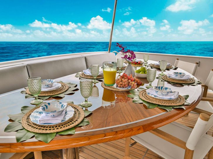BIRDIE Broward 110 - aft deck dining set up BIRDIE Broward 110 - aft deck dining set up