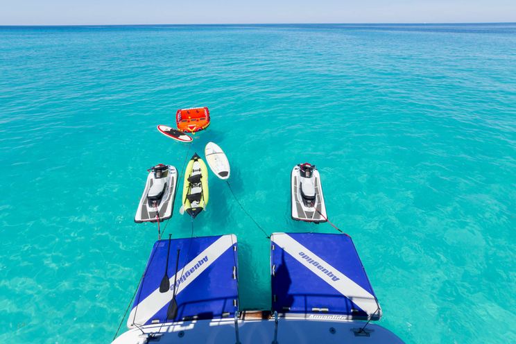 Charter Yacht BIRDY - Broward 110 - 4 Cabins - Nassau - Exumas - Bahamas