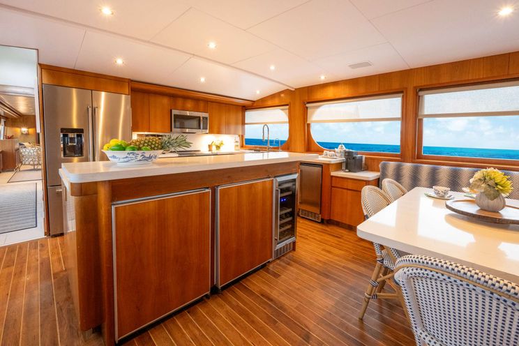 Charter Yacht BIRDY - Broward 110 - 4 Cabins - Nassau - Exumas - Bahamas