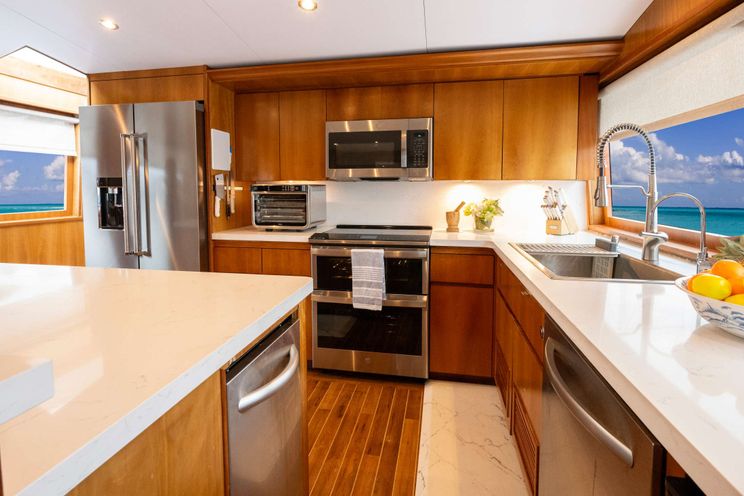 Charter Yacht BIRDY - Broward 110 - 4 Cabins - Nassau - Exumas - Bahamas