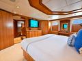 BIRDIE Broward 110 - master cabin bed and TV BIRDIE Broward 110 - master cabin bed and TV