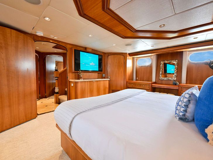 BIRDIE Broward 110 - master cabin bed and TV BIRDIE Broward 110 - master cabin bed and TV