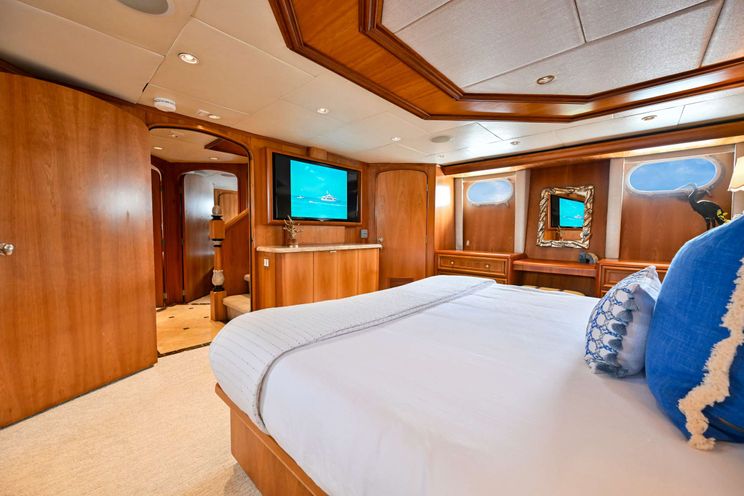 Charter Yacht BIRDY - Broward 110 - 4 Cabins - Nassau - Exumas - Bahamas
