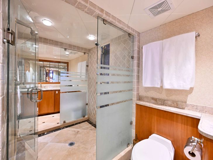 BIRDIE Broward 110 - master cabin bathroom BIRDIE Broward 110 - master cabin bathroom