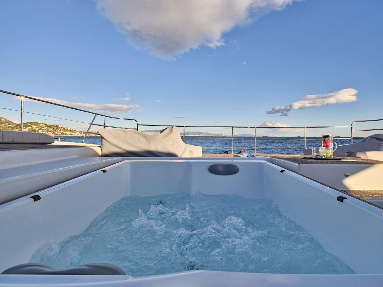 Charter Yacht MAJESTY OF GREECE - Fountaine Pajot Power 67 - 5 Cabins - Nea Peramos - Athens - Mykonos - Paros - Cyclades - Greece