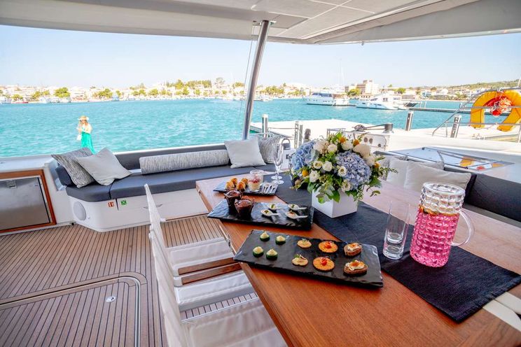 Charter Yacht MAJESTY OF GREECE - Fountaine Pajot Power 67 - 5 Cabins - Nea Peramos - Athens - Mykonos - Paros - Cyclades - Greece
