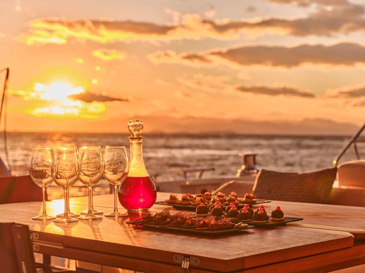 MAJESTY OF GREECE Fountaine Pajot Power 67 - wine under the sunset MAJESTY OF GREECE Fountaine Pajot Power 67 - wine under the sunset