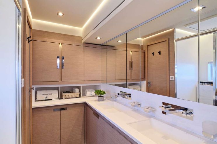 Charter Yacht MAJESTY OF GREECE - Fountaine Pajot Power 67 - 5 Cabins - Nea Peramos - Athens - Mykonos - Paros - Cyclades - Greece