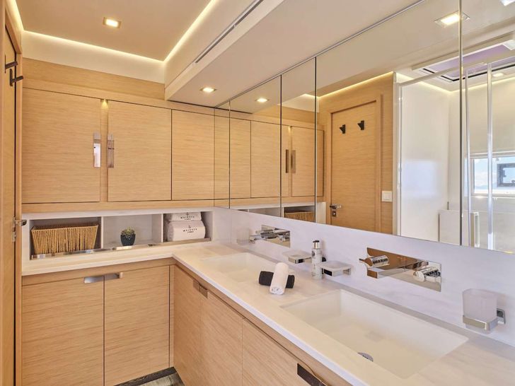 MAJESTY OF GREECE Fountaine Pajot Power 67 - master cabin bathroom MAJESTY OF GREECE Fountaine Pajot Power 67 - master cabin bathroom