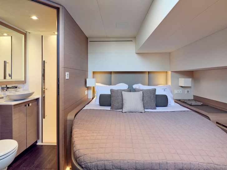 MAJESTY OF GREECE Fountaine Pajot Power 67 - VIP cabin MAJESTY OF GREECE Fountaine Pajot Power 67 - VIP cabin