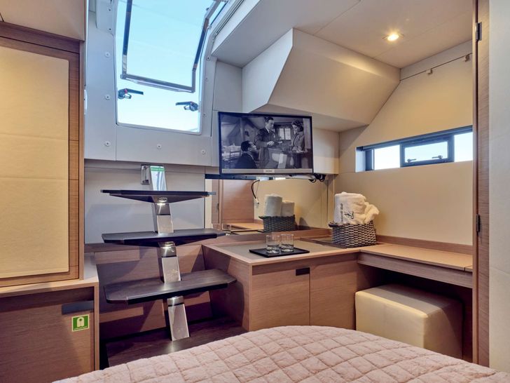 MAJESTY OF GREECE Fountaine Pajot Power 67 - VIP cabin TV MAJESTY OF GREECE Fountaine Pajot Power 67 - VIP cabin TV