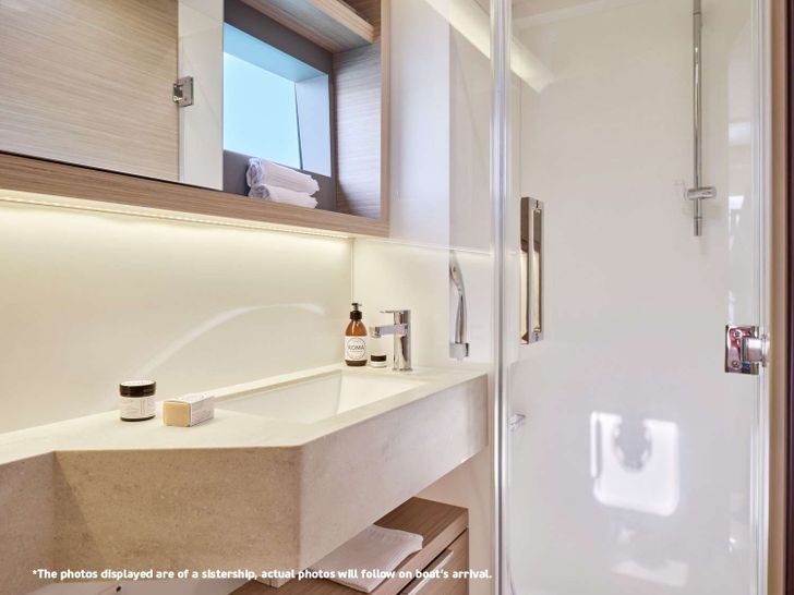 EFFIE STAR Lagoon 51 - cabin bathroom EFFIE STAR Lagoon 51 - cabin bathroom