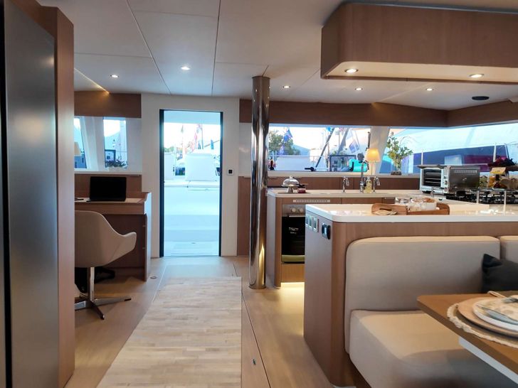 SNAPDRAGON Bali 5.8 - Saloon SNAPDRAGON Bali 5.8 - Saloon