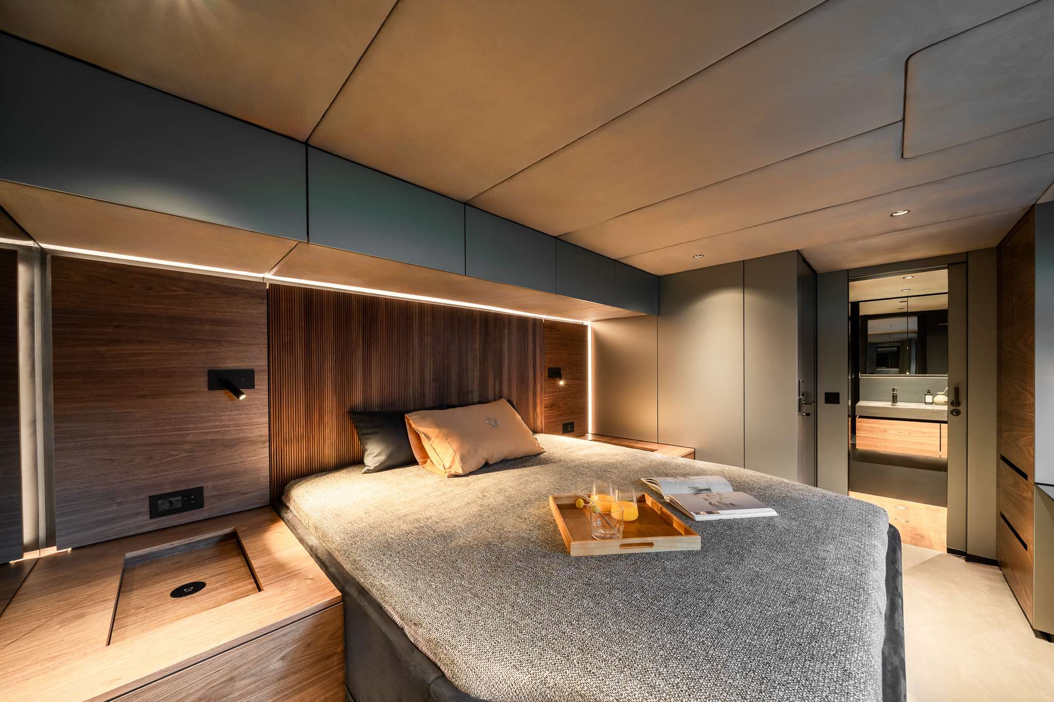 DOUBLE HAPPINESS Sunreef 60 Eco Power - VIP cabin