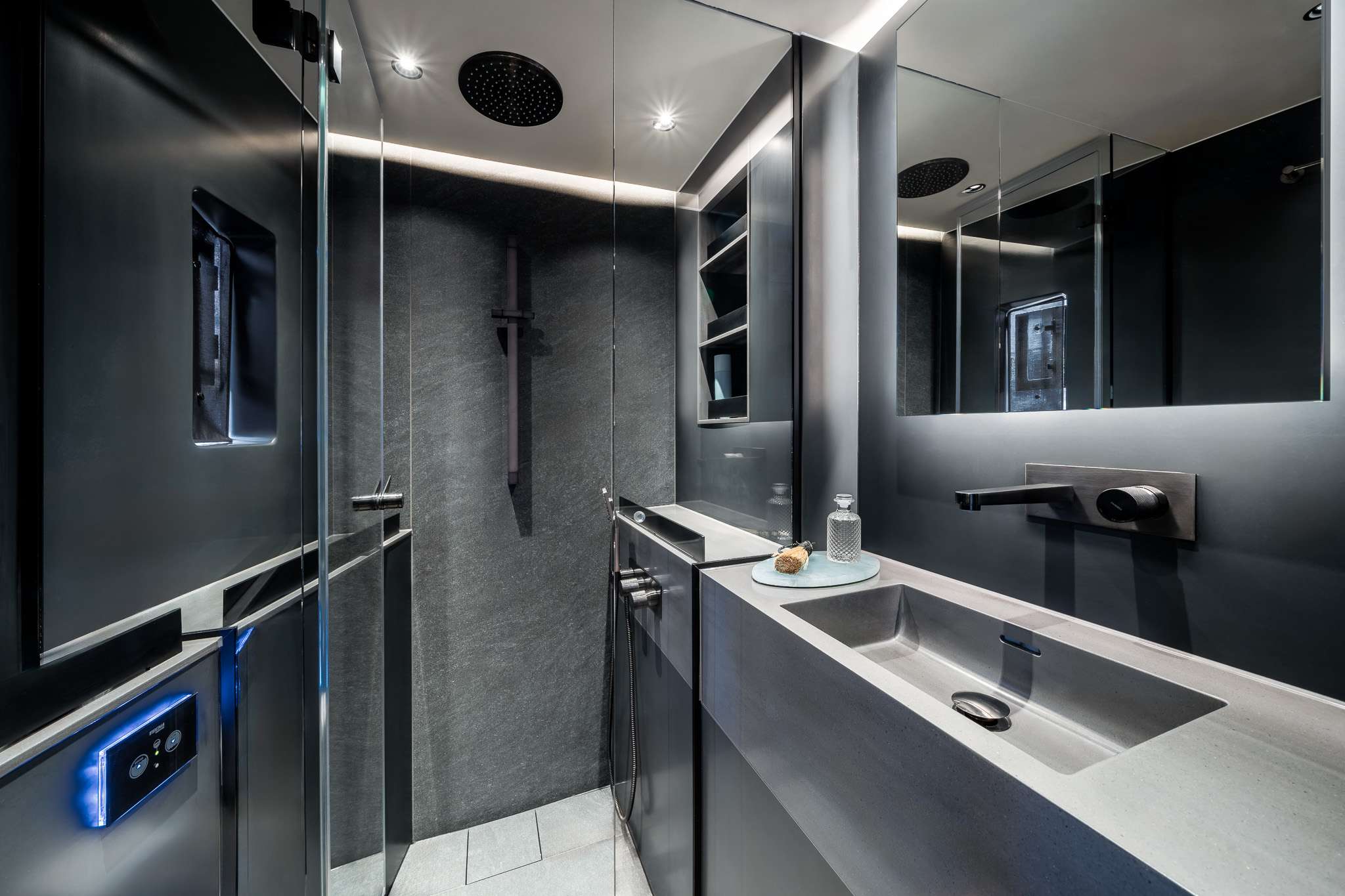 DOUBLE HAPPINESS Sunreef 60 Eco Power - master cabin bathroom