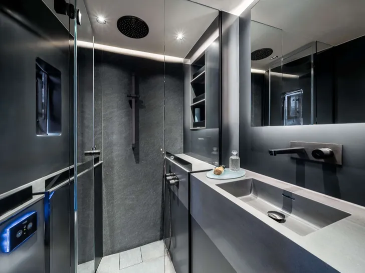 DOUBLE HAPPINESS Sunreef 60 Eco Power - master cabin bathroom DOUBLE HAPPINESS Sunreef 60 Eco Power - master cabin bathroom