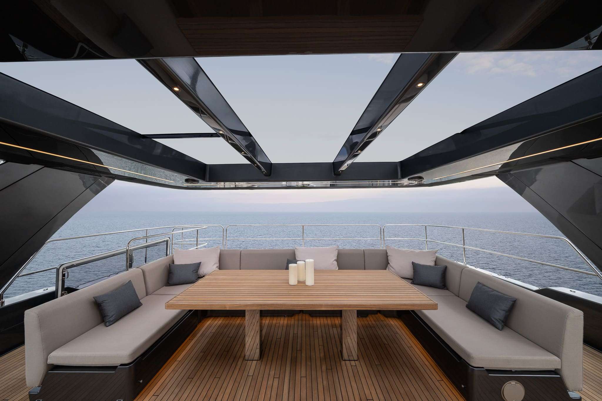 DOUBLE HAPPINESS Sunreef 60 Eco Power - flybridge dining lounge