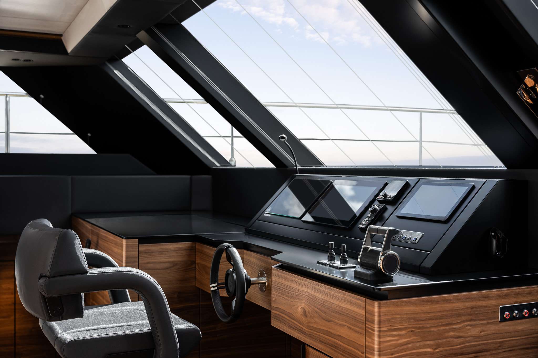 DOUBLE HAPPINESS Sunreef 60 Eco Power - cockpit