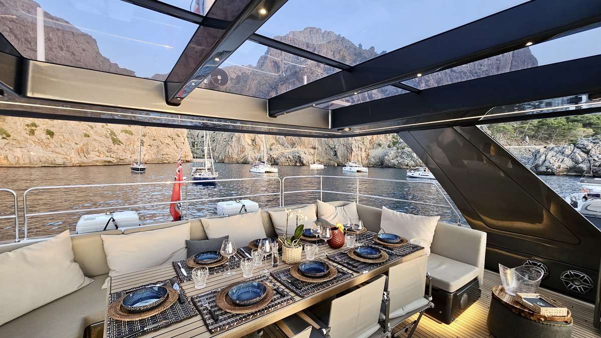 DOUBLE HAPPINESS Sunreef 60 Eco Power - flybridge alfresco dining set up