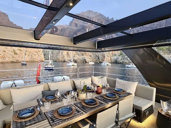 DOUBLE HAPPINESS Sunreef 60 Eco Power - flybridge alfresco dining set up DOUBLE HAPPINESS Sunreef 60 Eco Power - flybridge alfresco dining set up