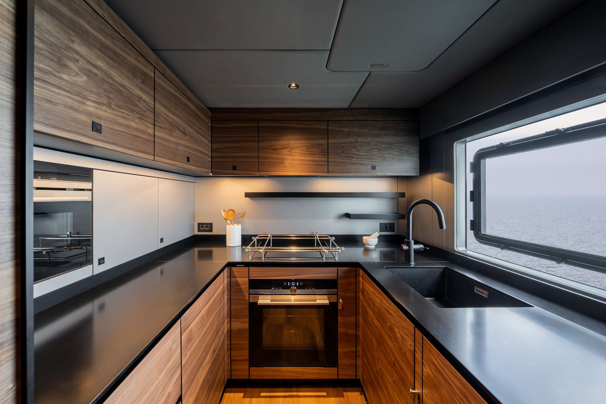 DOUBLE HAPPINESS Sunreef 60 Eco Power - galley