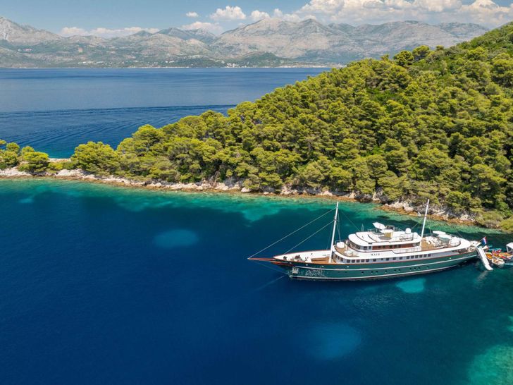 MAIA Custom Sailing Yacht 53m - profile MAIA Custom Sailing Yacht 53m - profile