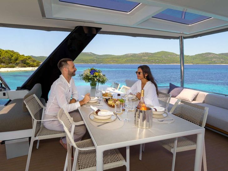 PALOMA Lagoon Sixty 5 - Flybridge deck PALOMA Lagoon Sixty 5 - Flybridge deck