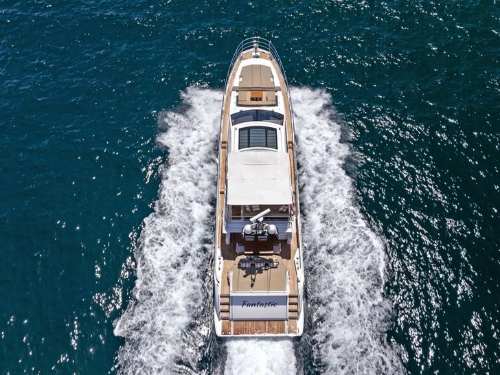 FANTASTIC Azimut 77S - top shot cruising FANTASTIC Azimut 77S - top shot cruising