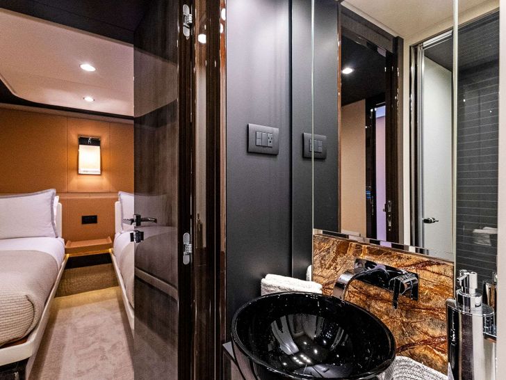 FANTASTIC Azimut 77S - twin cabin bathroom FANTASTIC Azimut 77S - twin cabin bathroom