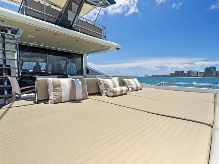 FANTASTIC Azimut 77S - aft bronzing area FANTASTIC Azimut 77S - aft bronzing area