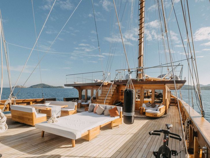 LAMIMA Phinisi 65m - main deck lounge and sun bed LAMIMA Phinisi 65m - main deck lounge and sun bed