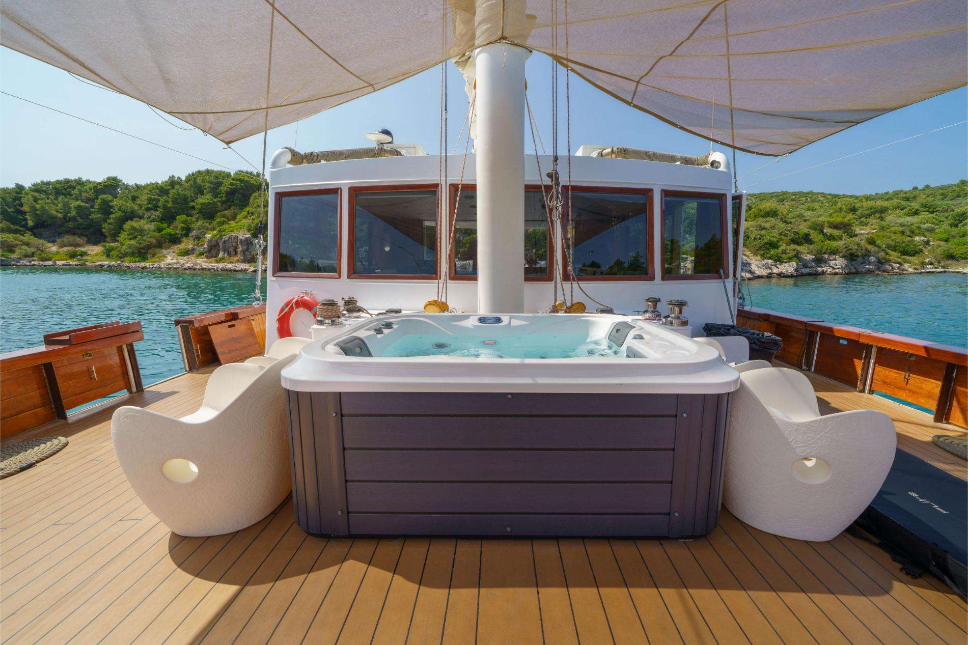 GREEN RAY Custom Gulet 28m - main upper deck jacuzzi