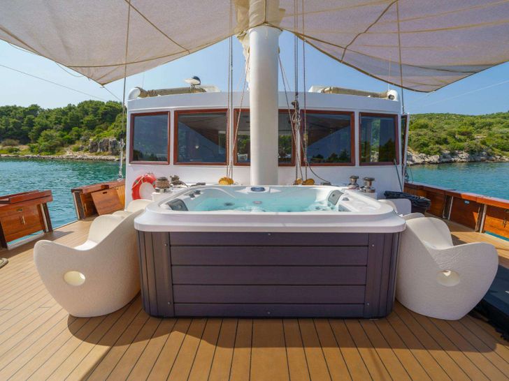 GREEN RAY Custom Gulet 28m - main upper deck jacuzzi GREEN RAY Custom Gulet 28m - main upper deck jacuzzi