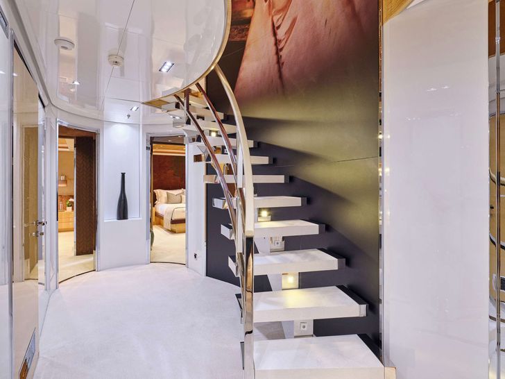 LA PELLEGRINA 1 Couach 5000 Fly - staircase to the cabins LA PELLEGRINA 1 Couach 5000 Fly - staircase to the cabins