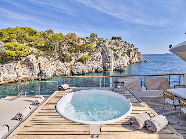 LA PELLEGRINA 1 Couach 5000 Fly - sun deck jacuzzi LA PELLEGRINA 1 Couach 5000 Fly - sun deck jacuzzi
