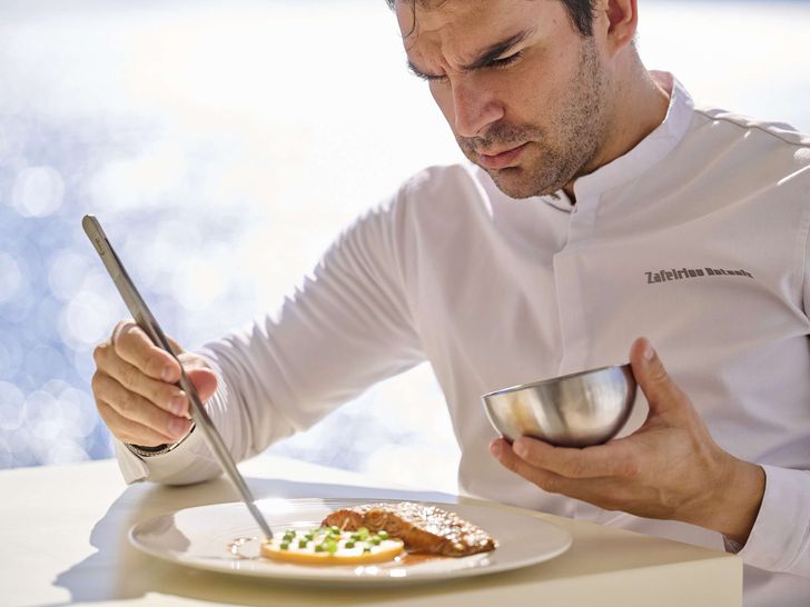 LA PELLEGRINA 1 Couach 5000 Fly - chef in action LA PELLEGRINA 1 Couach 5000 Fly - chef in action