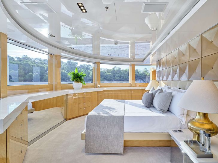 LA PELLEGRINA 1 Couach 5000 Fly - master cabin bed LA PELLEGRINA 1 Couach 5000 Fly - master cabin bed