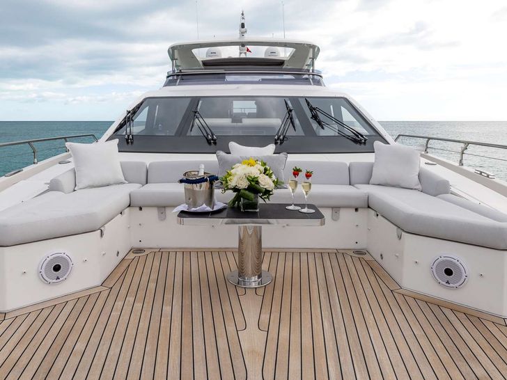 PIER PRESSURE Azimut Grande 27 - foredeck PIER PRESSURE Azimut Grande 27 - foredeck
