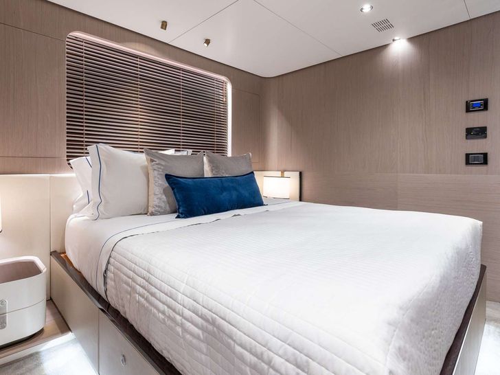 PIER PRESSURE Azimut Grande 27 - VIP cabin 2 PIER PRESSURE Azimut Grande 27 - VIP cabin 2