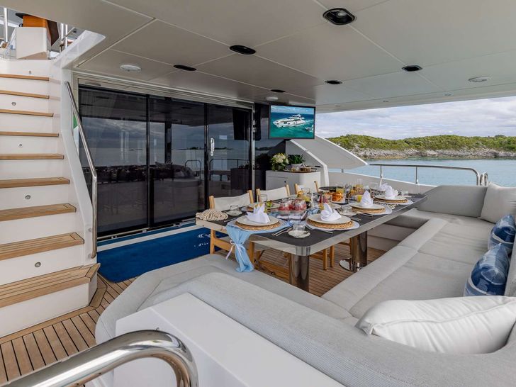 PIER PRESSURE Azimut Grande 27 - aft deck PIER PRESSURE Azimut Grande 27 - aft deck