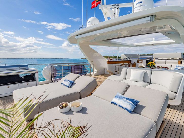 PIER PRESSURE Azimut Grande 27 - sun deck PIER PRESSURE Azimut Grande 27 - sun deck
