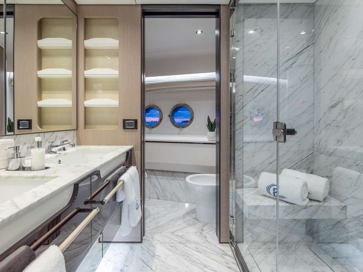 PIER PRESSURE Azimut Grande 27 - master cabin bathroom PIER PRESSURE Azimut Grande 27 - master cabin bathroom